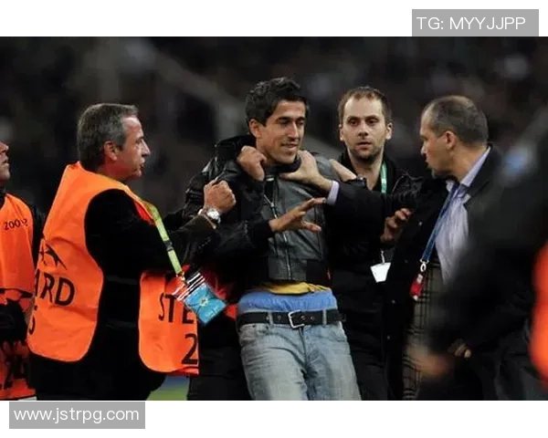 足球明星竖中指事件引发热议背后的真相与影响分析